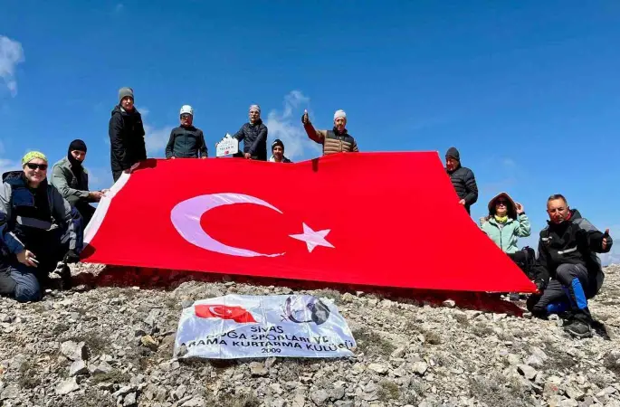 Sivaslı dağcılar 2 bin 211 metrede Türk bayrağı açtı
