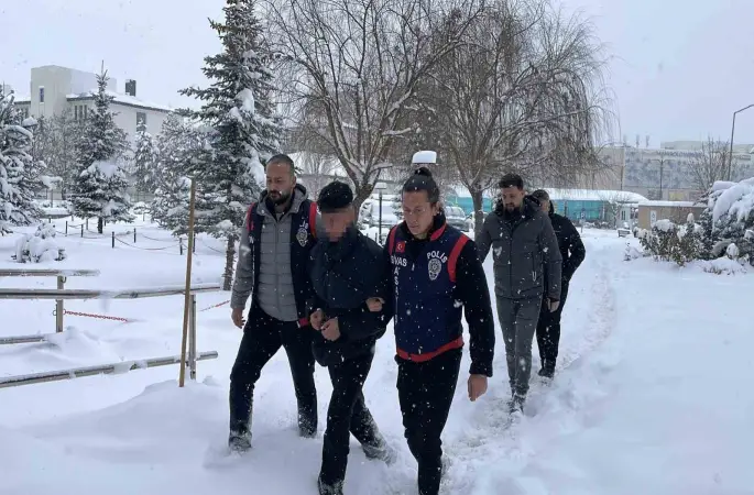 Sivas’ta adliyeye sevk edilen cinayet şüphelisi tutuklandı
