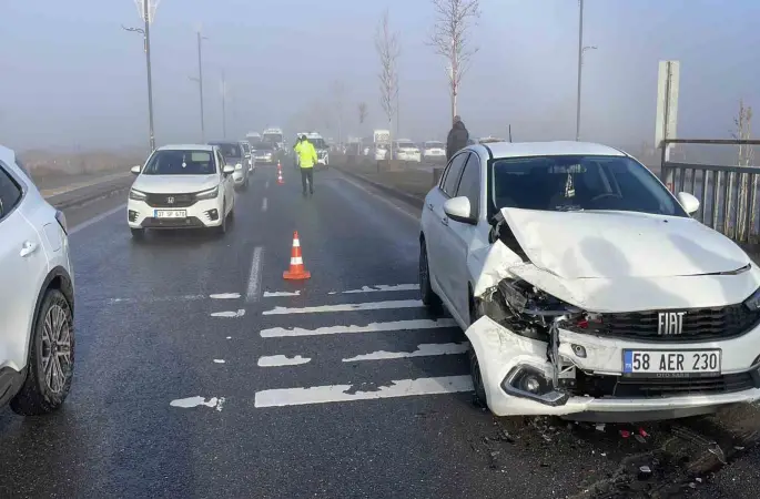 Sivas’ta buzlanma zincirleme kazaya neden oldu, çok sayıda araç birbirine girdi
