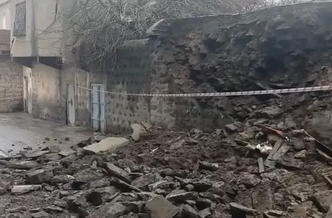Siverek’te duvar çöktü: 2 çocuk saniyelerle kurtuldu
