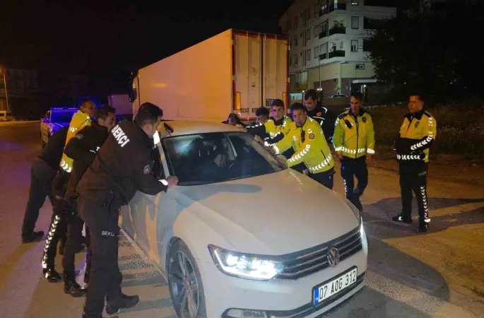 Sızan sürücüyü uyandırmak için aracı beşik gibi salladılar
