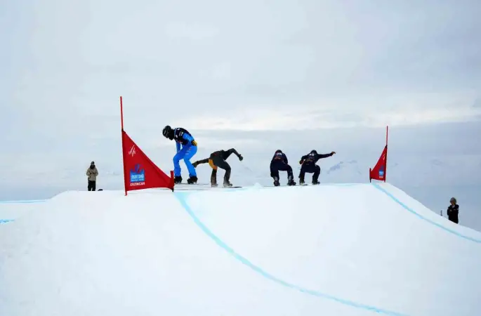 Snowboard’un yıldızları Ergan Dağı’nda buluştu
