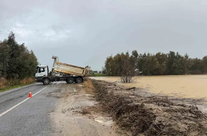 Söke Bağarası yolundaki taşkına ekiplerden anında müdahale
