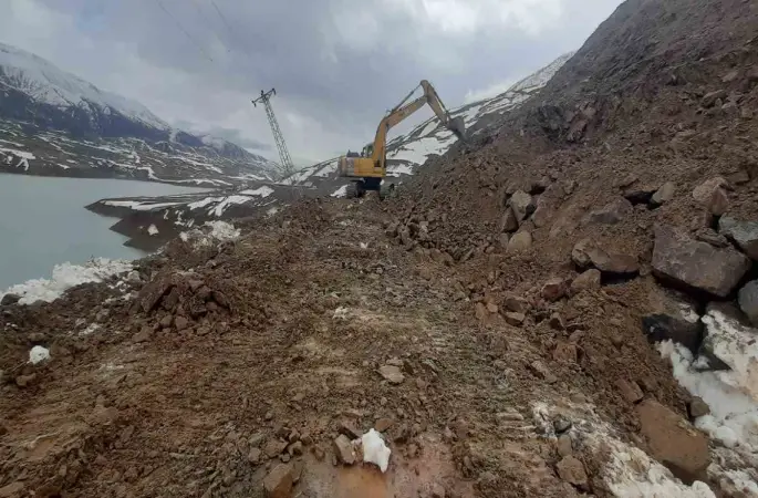 Solhan’da heyelan ve yol çökmesine karşı yoğun mesai
