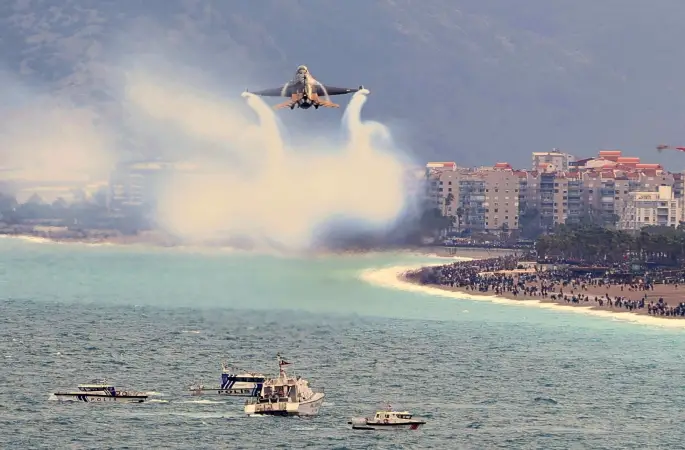 SOLOTÜRK Antalya’da nefes kesti: 23 Nisan kutlamalarında gökyüzü bayraklarla buluştu
