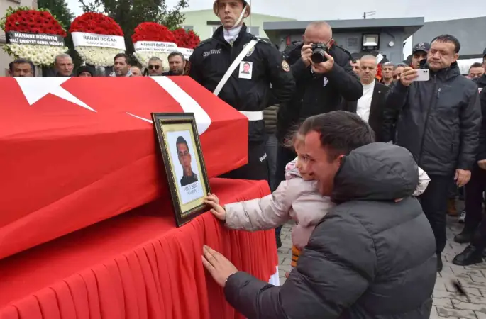 Son veda yürek yaktı: Küçük kız babasını tebessümle uğurladı
