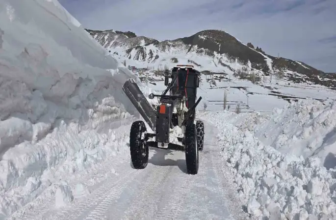 Son yılların en yoğun kar yağışını alan Iğdır’da karla mücadele aralıksız sürüyor
