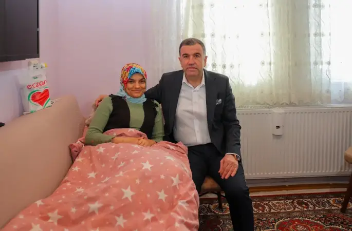 Sosyal medya üzerinden pasta-börek satarak geçimini sağlayan aileye Vali Eldivan’dan moral ziyareti
