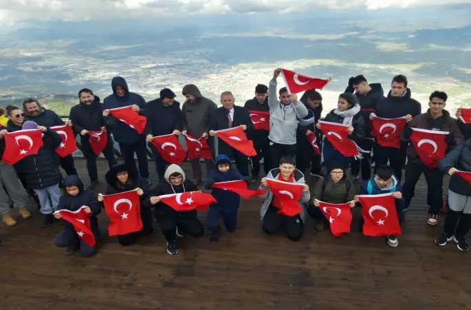 Spil’in zirvesinde Türk Bayrağı açtılar
