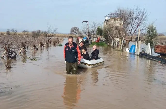 Su baskınında mahsur kalan 4’ü çocuk 5 kişi kurtarıldı
