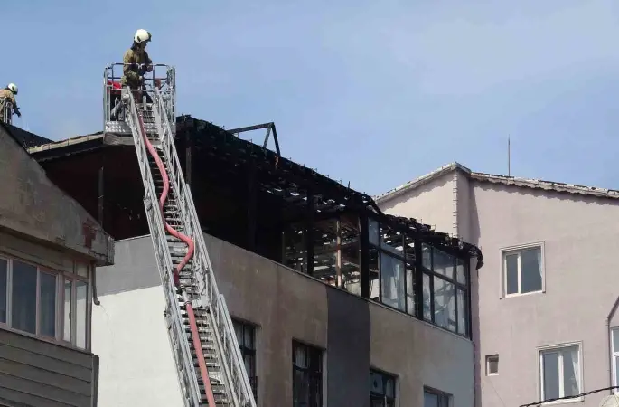 Sultanbeyli’de alevler binaları sardı: İki evin çatısı küle döndü
