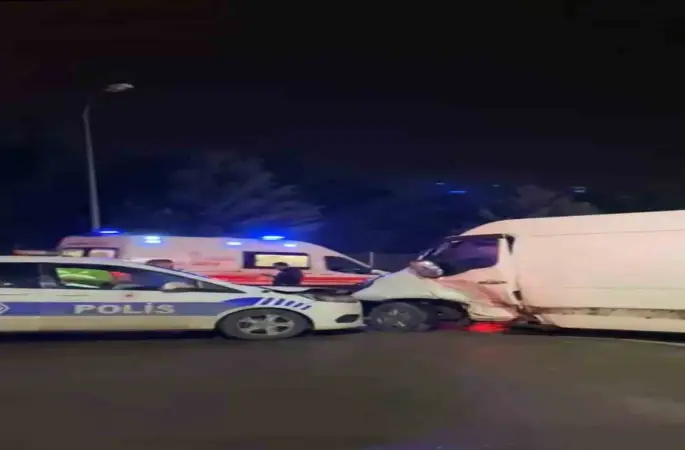 Sultanbeyli’de polis aracı ile otomobil çarpıştı: 3 yaralı
