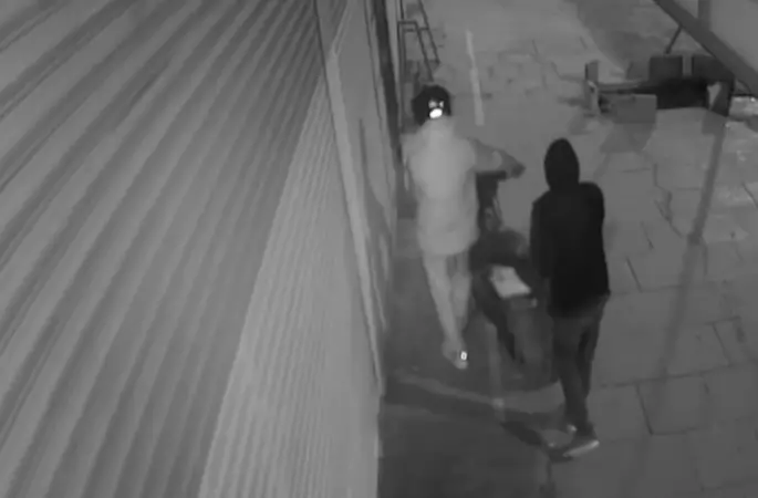 Sultangazi’de kuyumcu soygunu girişimi kamerada: İş yeri sahibine saldırdılar, tutuklandılar
