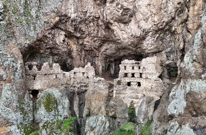 Sümela’yı andıran Alicin Manastırı doğal yapısıyla dikkat çekiyor
