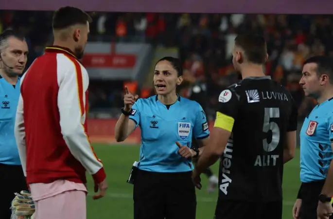 Süper Lig’de 22 yıl sonra kadın hakem düdük çaldı
