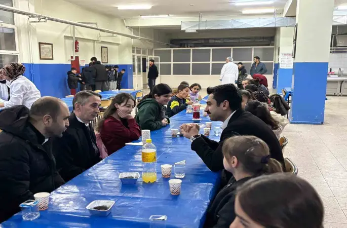 Susuz Kaymakamı Tutal, öğrencilerle iftarda buluştu
