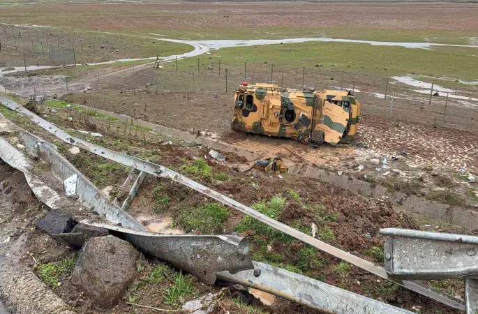 TAG Otoyolu’nda kontrolden çıkan askeri araç devrildi: 10 asker yaralandı
