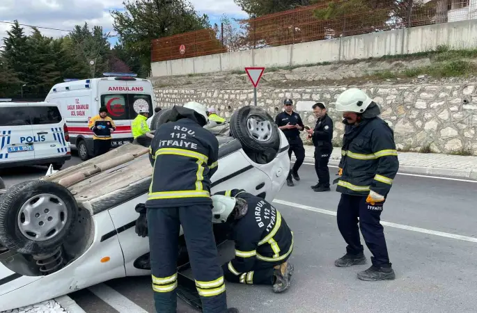 Takla atan otomobildeki 2 kişi yaralandı
