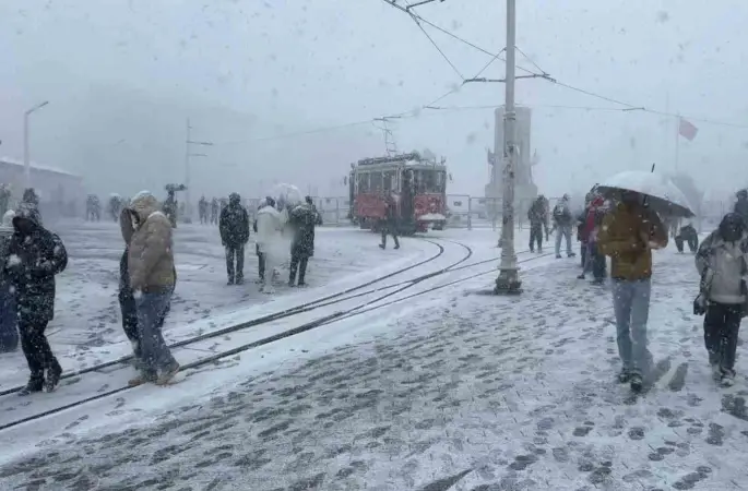Taksim karla kaplandı
