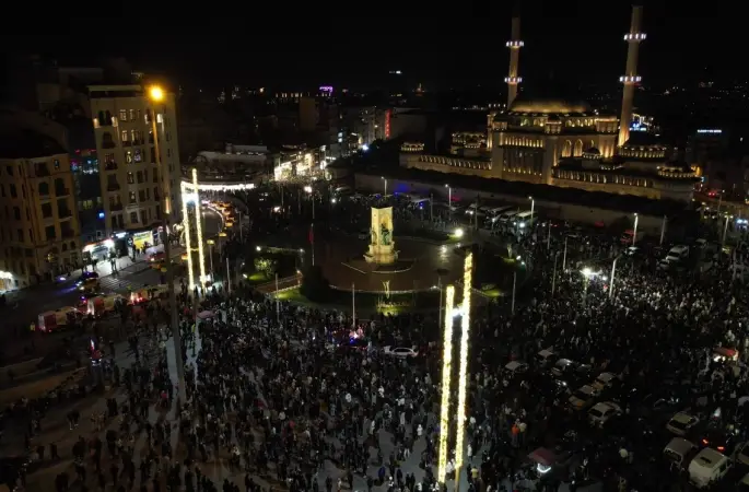 Taksim Meydanı ve İstiklal Caddesi’ndeki yılbaşı coşkusu havadan görüntülendi

