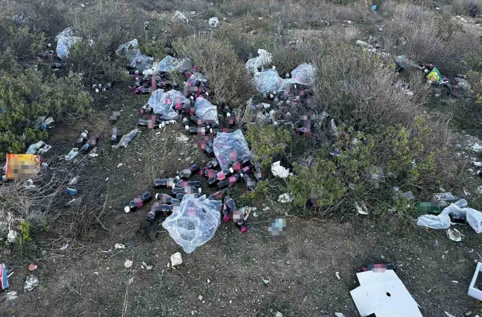 Tarihi geçmiş yüzlerce şalgam suyu şişesini ormanlık alana attılar

