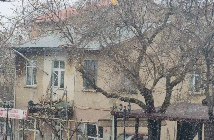 Tarihi Harput’ta nisanda kar sürprizi
