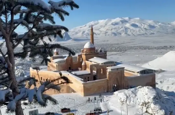 Tarihi İshak Paşa Sarayı’nda kış güzelliği büyülüyor
