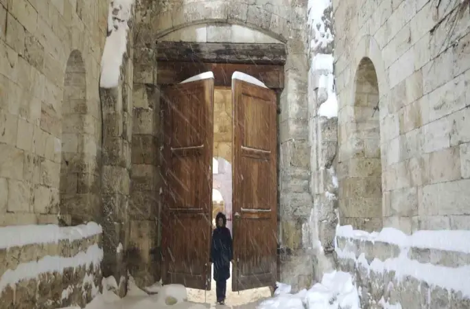 Tarihi meydan "beyaz gelinliğini" giydi
