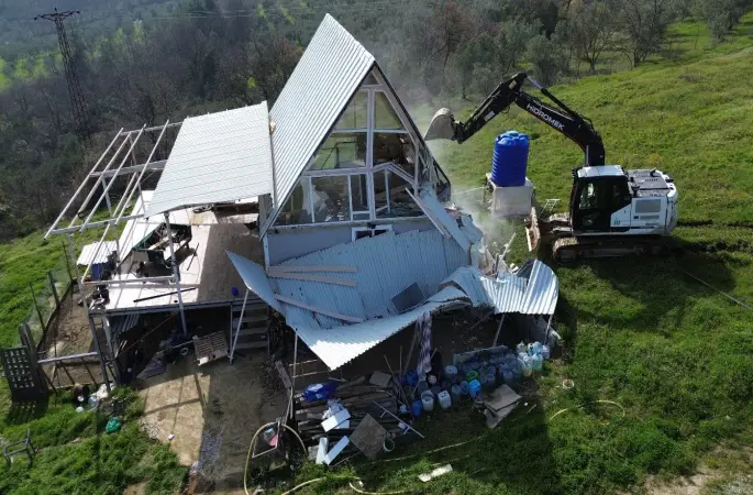 tarım arazisindeki tiny house’lar bir bir yıkıldı
