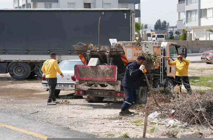 Tarsus’ta bayram öncesinden başlatılan temizlik ve ilaçlama çalışmaları sürüyor
