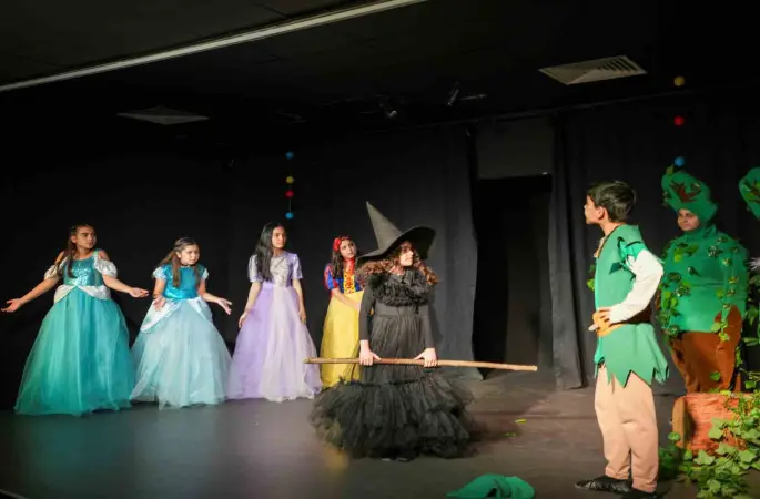 Tarsus’ta çocuklardan anlamlı tiyatro gösterisi
