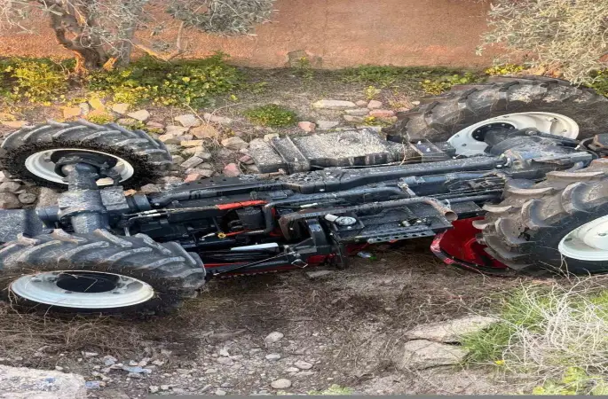 Tarsus’ta traktör devrildi: 1 ölü
