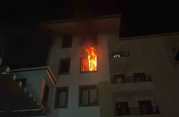 Tartıştığı annesine kızıp daireyi ateşe verdi: 10 kişi dumandan etkilendi
