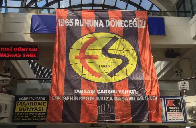 Taşbaşı esnafından Eskişehirspor’a bayraklarla destek
