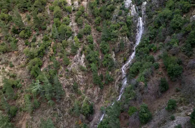 Taşkınlara neden olan yağmurlar kuruyan şelaleyi canlandırdı
