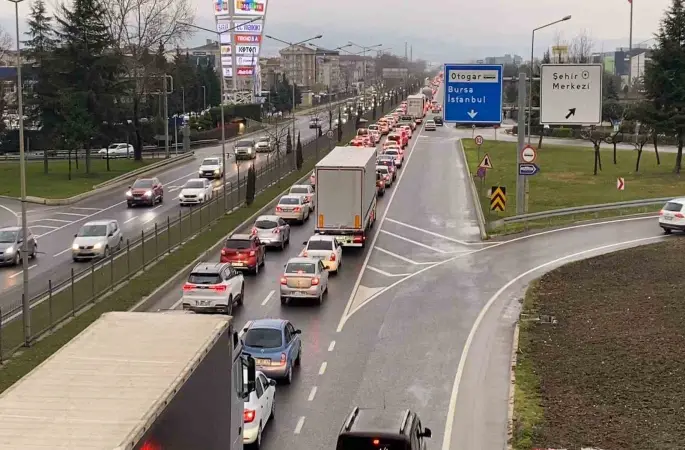 Tatilcilerin dönüş yolculuğu başladı, İnegöl’de trafik durma noktasına geldi
