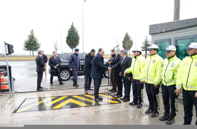 Tavşanlı’da bayramlaşmanın ardından güvenlik güçlerine ziyaret
