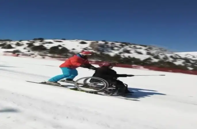 Tekerlekli sandalyeyle kayak yaparak hayalini gerçekleştirdi
