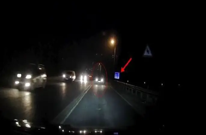 Tekirdağ’da otomobil bir anda kayarak savruldu: Kazanın kıl payı atlatıldığı anlar kamerada
