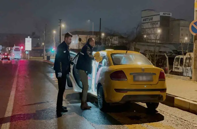 Tekirdağ’da takside yolcu dehşeti: Şoförü omzundan bıçakladı
