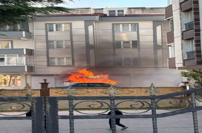 Tekstil malzemeleri yüklü minibüs alev aldı
