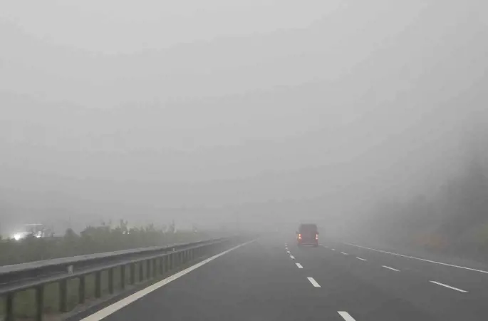 TEM Otoyolu Düzce geçişinde yoğun sis etkili oluyor
