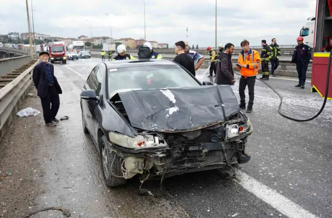 TEM Otoyolu’nda yola dökülen atıklar sonucu zincirleme kaza, 7 araç birbirine girdi
