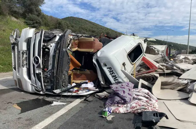 TEM’de iki tır kazaya karıştı, trafik felç oldu
