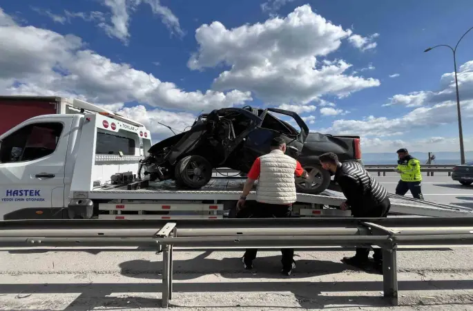 TEM’de otomobil yön levhasına saplandı: 1 kişi yaralandı
