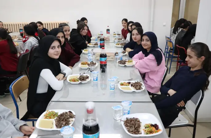 Tercan Kaymakamı öğrencilerle iftar sofrasında
