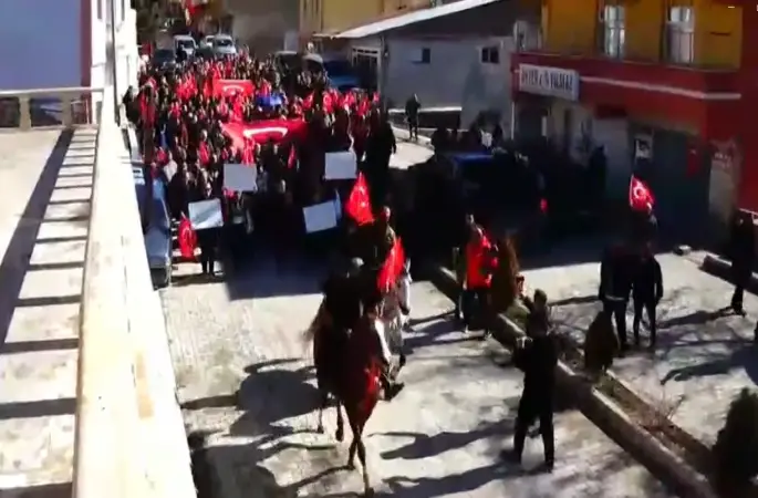 Tercan’da Kaymakam Duman’a şemsiye tartışması sonrası destek yürüyüşü
