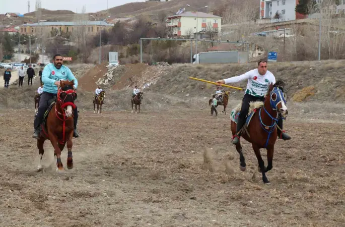 Tercan’ın kurtuluşunun 108. yılında cirit heyecanı
