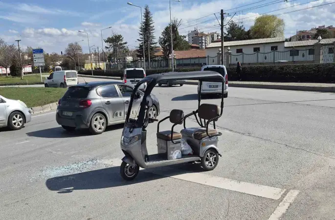 Ters yöne girmeye çalışan üç tekerlekli elektrikli araç kaza yaptı
