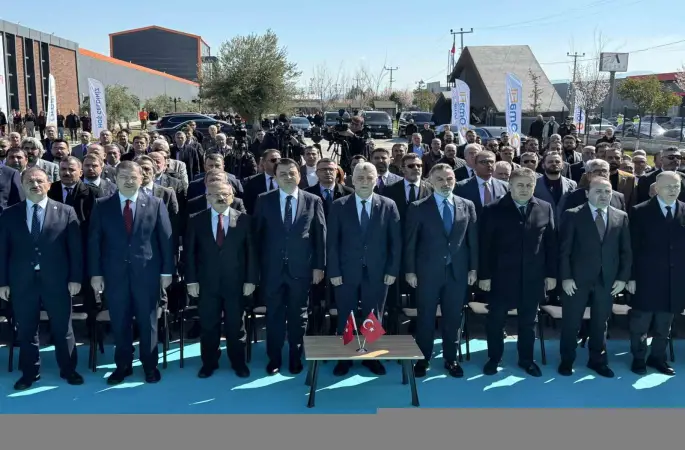 Ticaret Bakanı Bolat: "İran’la ticari taşımalar kontrollü bir şekilde devam ediyor"
